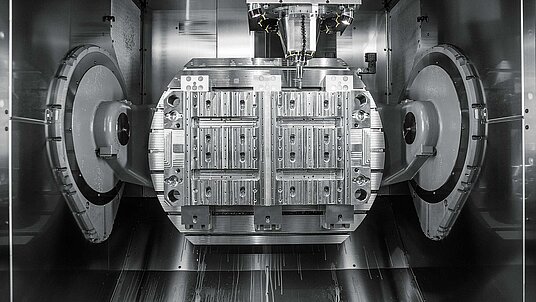 The working range of the high-performance, 5-axis CNC machining centre C 52 U with a 1,150 x 900 mm NC rotary table for large components weighing up to 2,000 kg