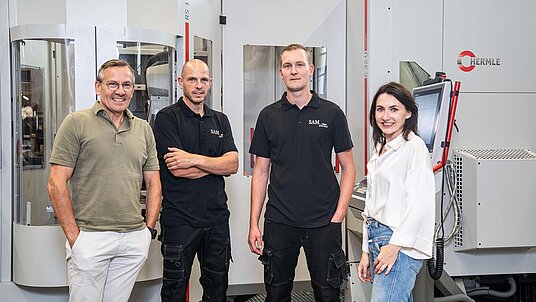  Theo Zegers (links), Geschäftsführer der SAM Precision B.V., und Myrle Zegers (rechts), HR & Organization Manager bei SAM Precision, mit der Maschinen-Crew