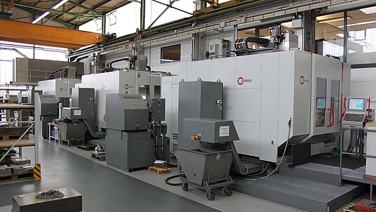 Drei in Reihe aufgestellten 5-Achsen-CNC- Hochleistungs-Bearbeitungszentren C 60 U von Hermle