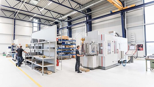 Das Hermle-Fertigungszentrum bei µ-Tec GmbH in Chemnitz, bestehend aus einem 5-Achsen Bearbeitungszentrum C 42 UP und einem PW 850 Palettenwechsler mit frontseitigem Rüstplatz PW 850