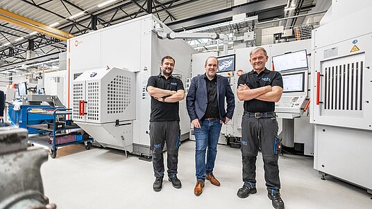 NMH-Geschäftsführer Christian Bulander (Mitte) mit den Zerspanungstechnikern Matthias Eisele (links) und Elmar Käppeler.