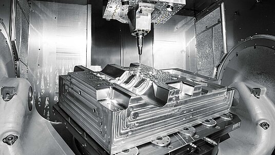 5-Achsen-Komplettbearbeitung einer Formplatte im Bearbeitungszentrum einer Hermle-Maschine
