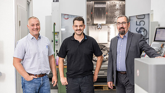 Von links: Thomas März, Inhaber und Geschäftsführer der Precupa GmbH, Andreas Wimmer, Feinwerkmechanikermeister, mit Stefan Bux, HERMLE Vertrieb Außendienst